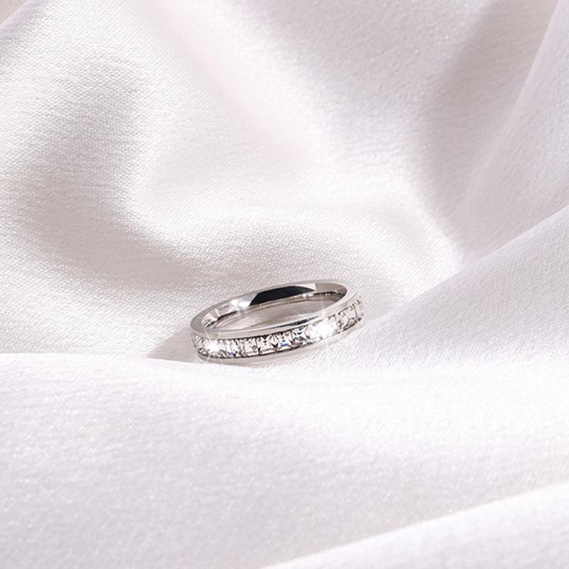 Titanstahlring - Kühl-stilvoller sternförmiger Ring für Damen, Ein kleiner High-End-Luxus-Paarring mit Diamanteinlage.