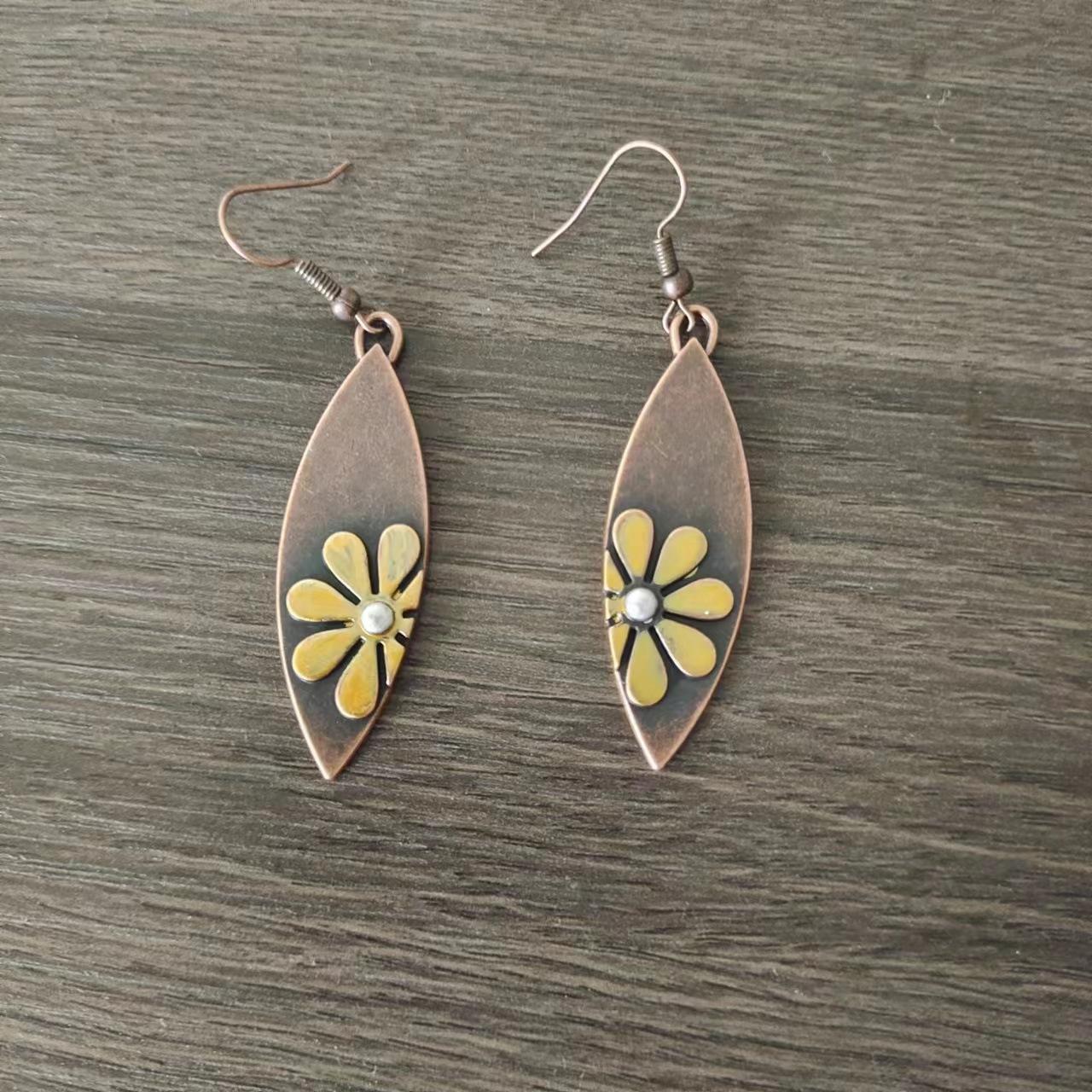 

Personalized Carved Sunflower Retro Wood Chip Water Drop Earrings Creative Splicing Earrings Earrings