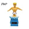 Dynamiczna ozdoba do samochodu Chłopiec Surfer Solarna Kiwająca Zabawka, Kreskówkowy Bobblehead dla Czerwono-Niebieskiej Figurki Deska Rozdzielcza, Samochodowa Huśtająca się Potrząsana Figurka Biuro