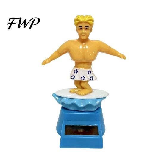 Dynamiczna ozdoba do samochodu Chłopiec Surfer Solarna Kiwająca Zabawka, Kreskówkowy Bobblehead dla Czerwono-Niebieskiej Figurki Deska Rozdzielcza, Samochodowa Huśtająca się Potrząsana Figurka Biuro