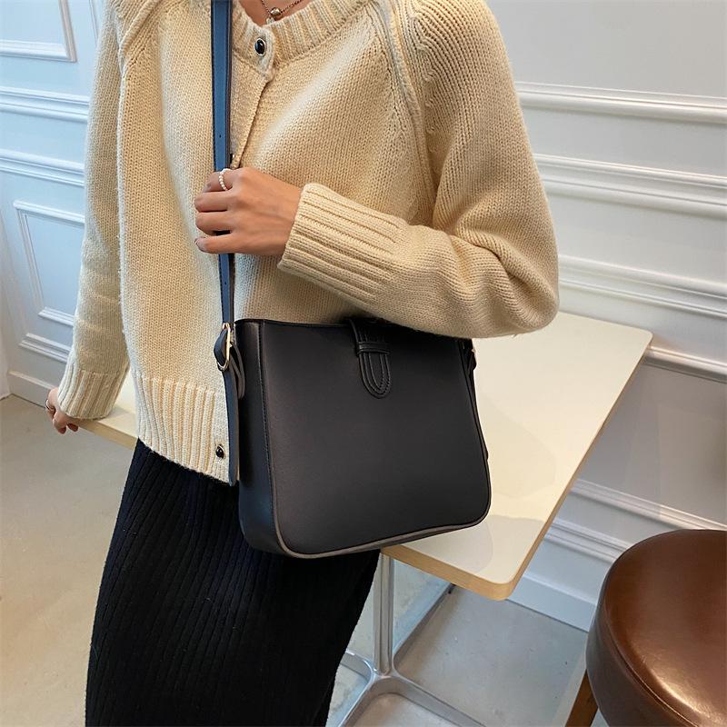 

Популярная в этом году женская сумка 2025 новая модная текстурная женская сумка-ведро универсальная на плечо сумка-мессенджер 25*8*20 чёрный