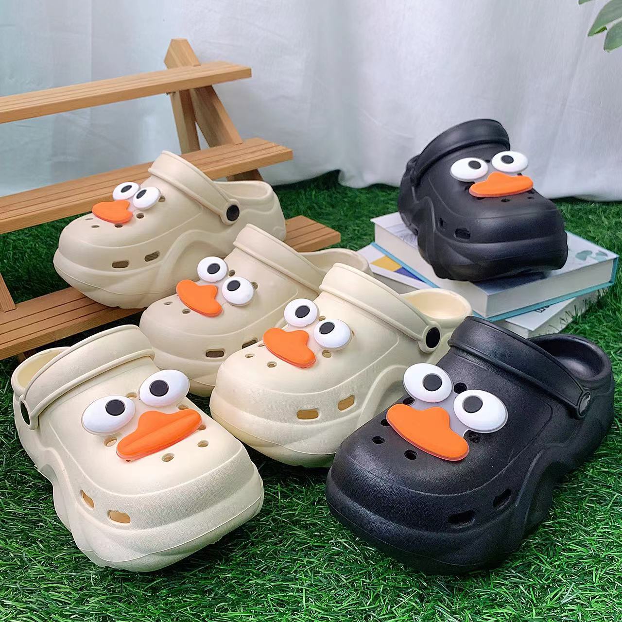 

Thick-soled hole shoes for women in summer wear clouds and big-eyed girl students cool slippers 35-36