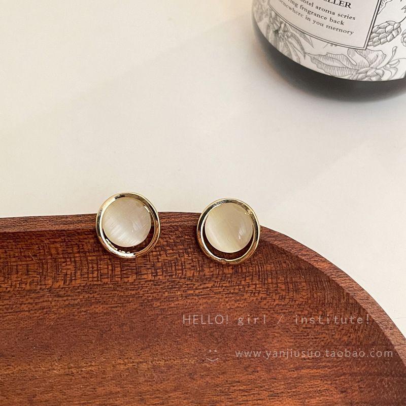 

Серьги-пусеты в стиле ретро Гонконг с опалом, нишевый дизайн, классные серьги, новинка 2025, самые продаваемые, изысканные серьги в диком стиле Round cat s eye stud earrings