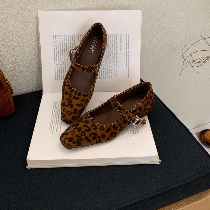 French beanie shoes Mary Jane shoes in the autumn of 2025 new one-word buckle with shallow mouth single shoes women's flat grandma shoes