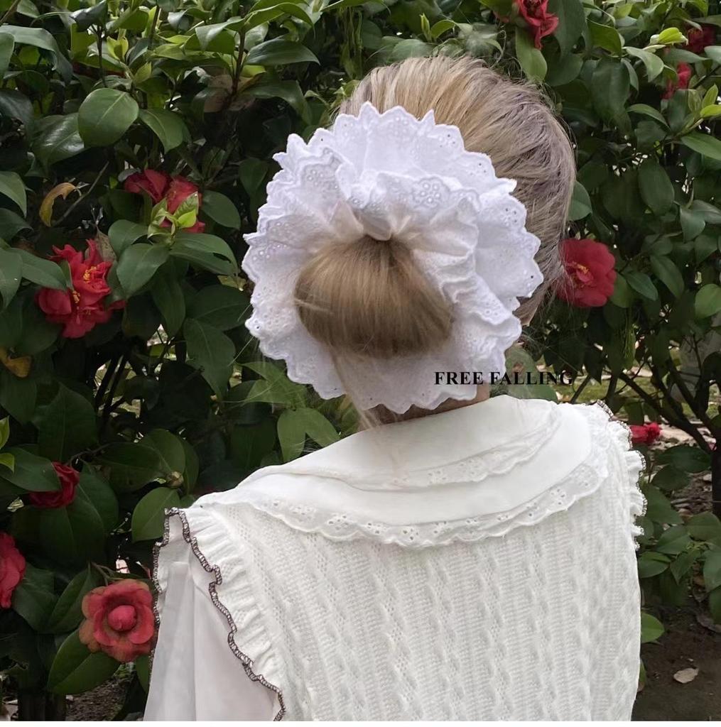 Zhao Lusi Doppellagiges Spitzenhaargummi – Französische Handarbeit, große Größe, Nischenstil