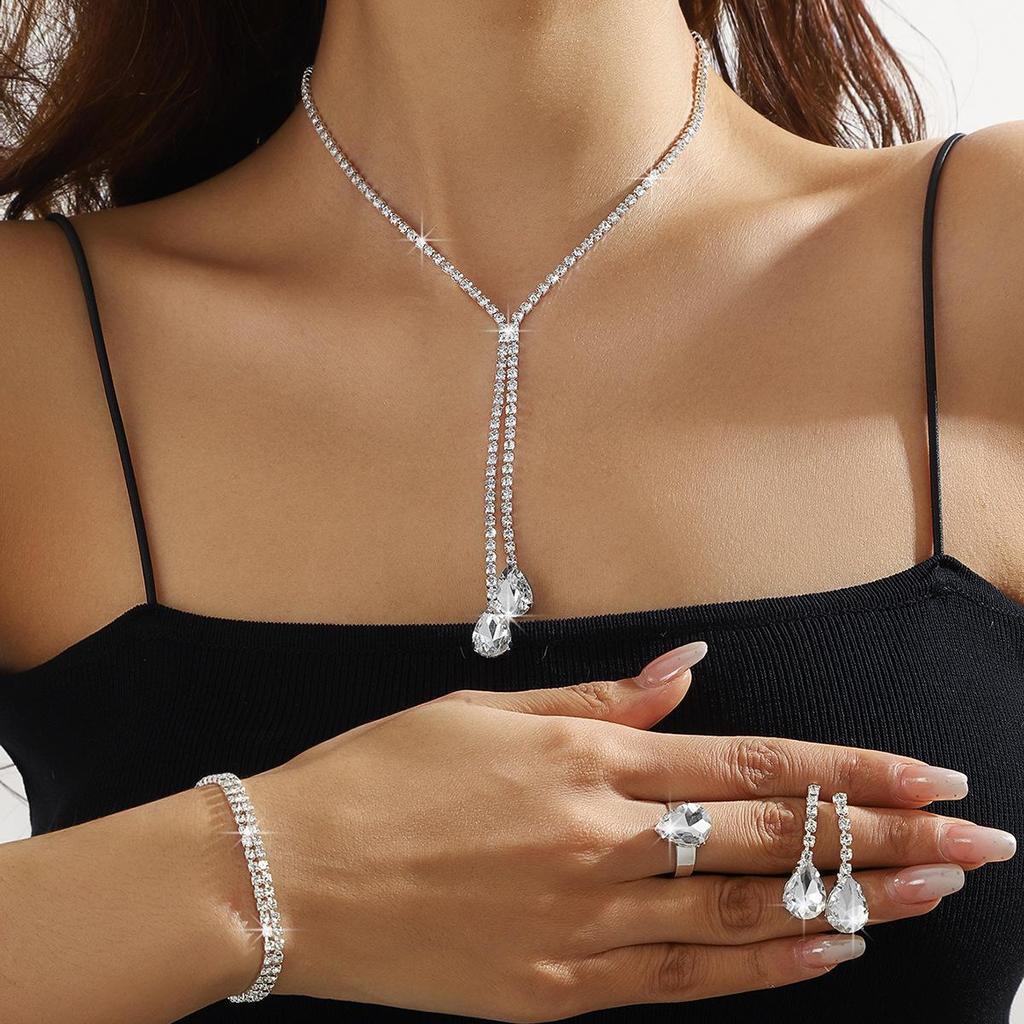 European Style Rhinestone Necklace: Elegant & Fashionable Jewelry for Women