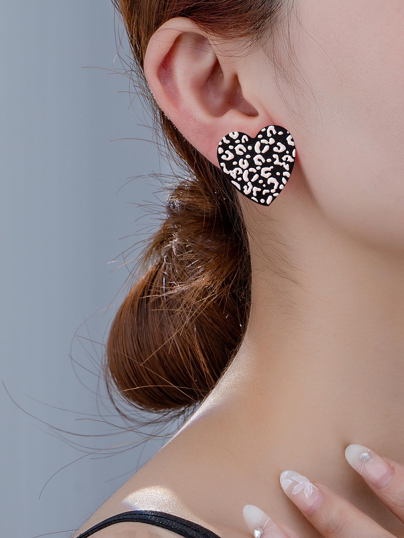 

Leopard print love stud earrings, exquisite fashion and small, daily versatile photo atmosphere to celebrate the festival чорний