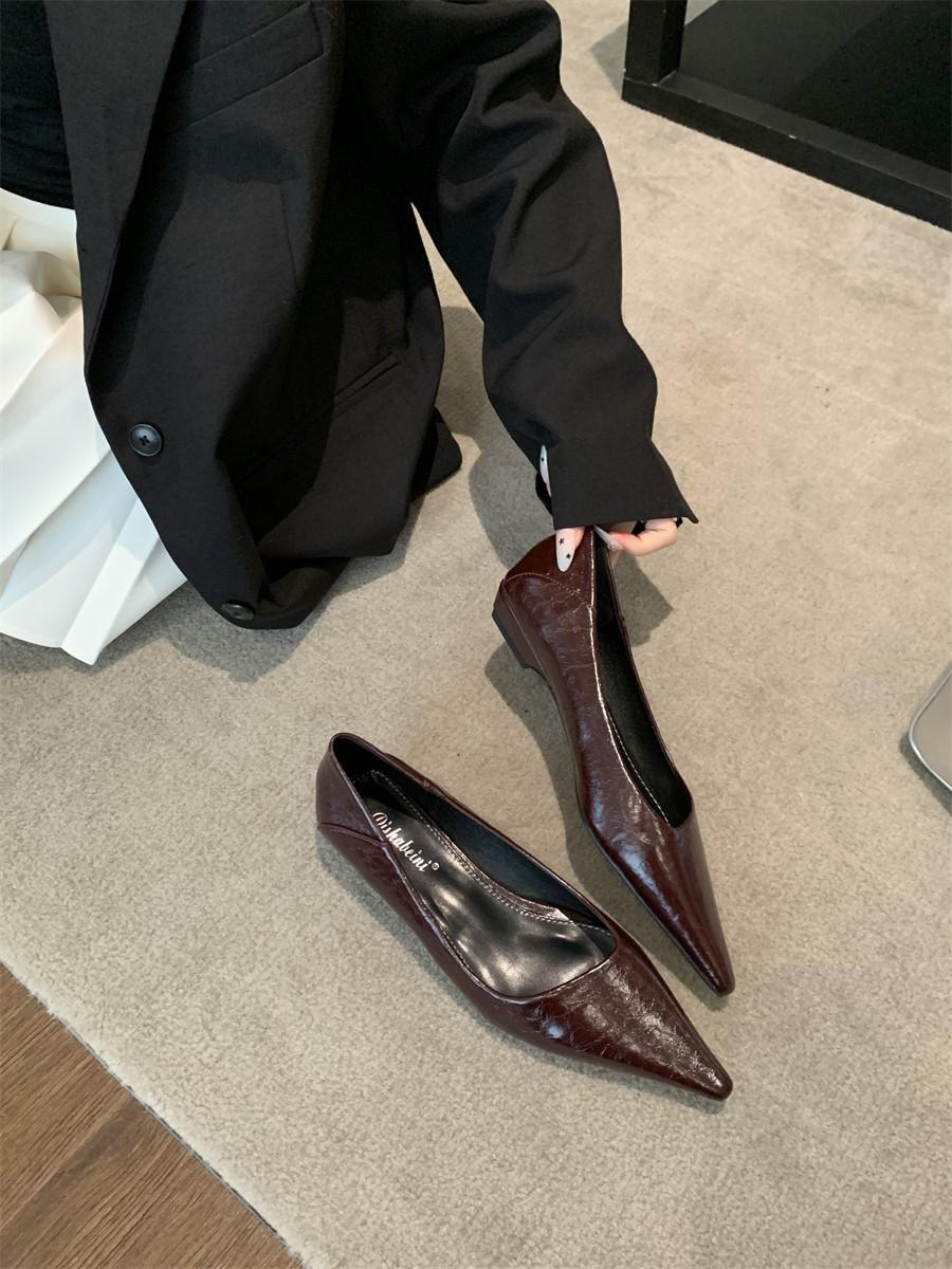 

Темпераментные туфли-лодочки на низком каблуке с острым носком, женские, новые на весну и осень 2025 года, французские ретро туфли-слипоны для работы 39 красный