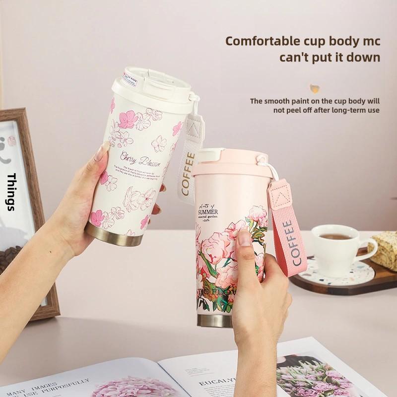 Jednoduchý moderní šálek kávy z nerezové oceli 316 s izolací a brčkem může být vhodný doprovod k vysoce hodnotné cestování, sportu a volnočasové kávě.