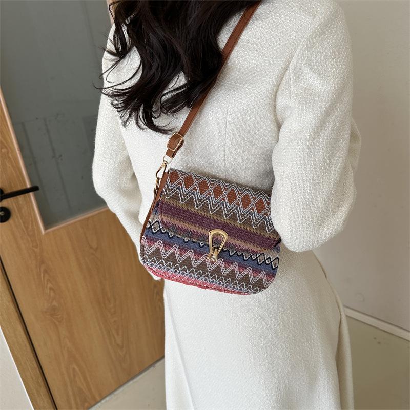 National style, personality trend 2025 autumn new fashion simple large capacity retro shoulder crossbody small square bag