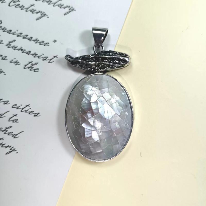Collana con Ciondolo a Conchiglia Geometrica con Fascino Lucidato Per Artigiani di Gioielli Vintage