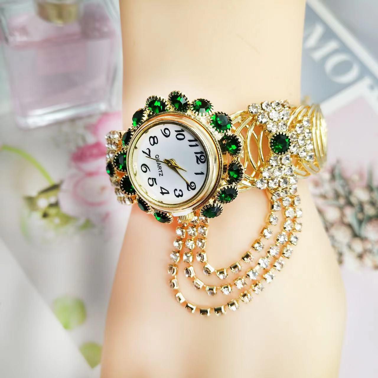 Korean Style Women s Rhinestone Quartz Watch with Fashion Alloy Bracelet 5.5*8