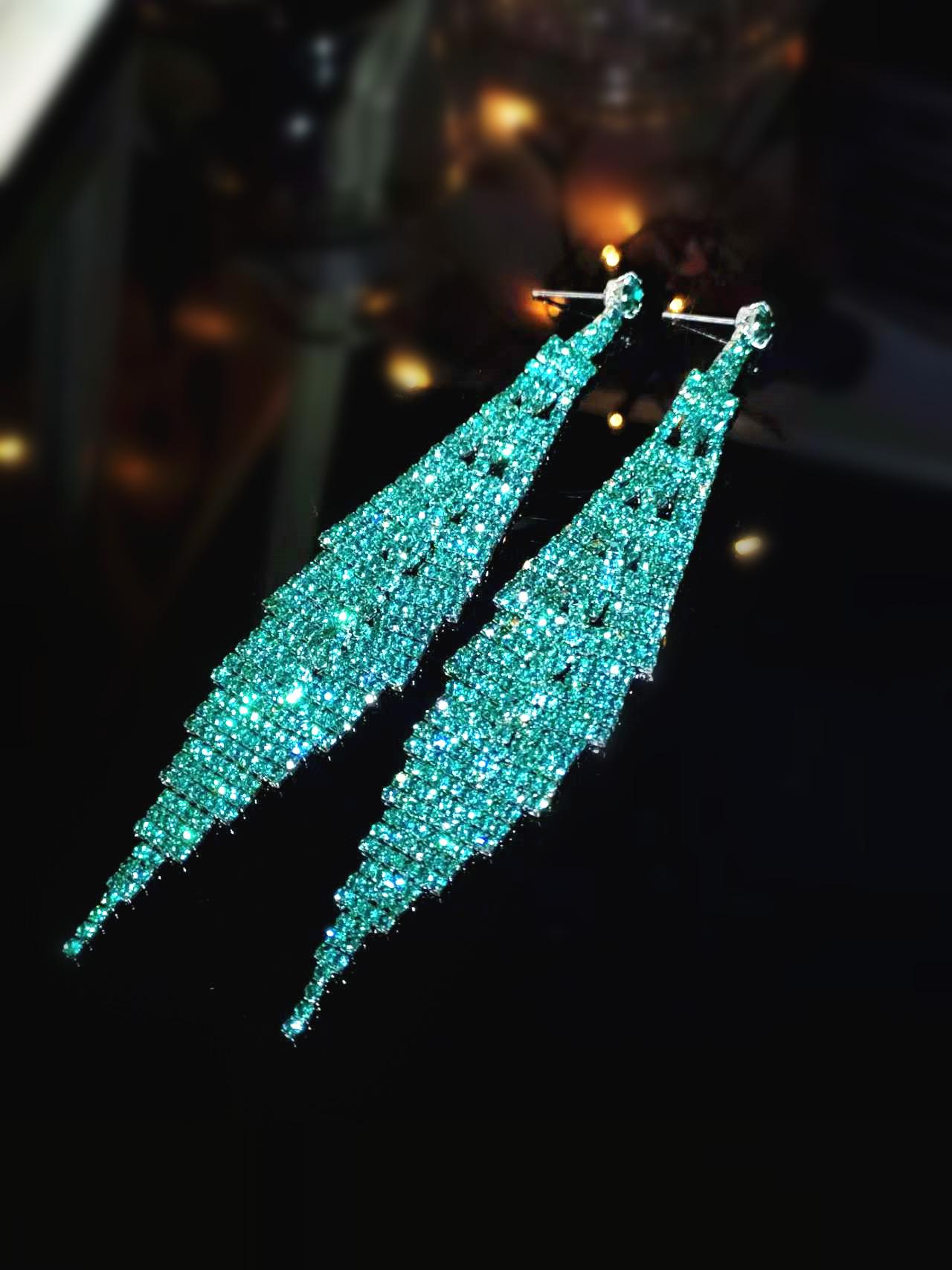 Роскошные и изысканные блестящие длинные серьги с бриллиантами