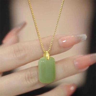 Collana Ruyi 2023 per la Realizzazione dei Desideri: Ciondolo Verde Smeraldo di Lusso Leggero per Donna