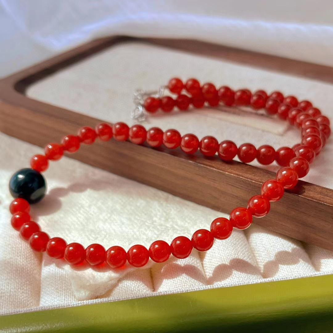 

Retro Natural Pigeon Blood Red Chalcedony Agate Necklace Atmosphere Clavicle Chain