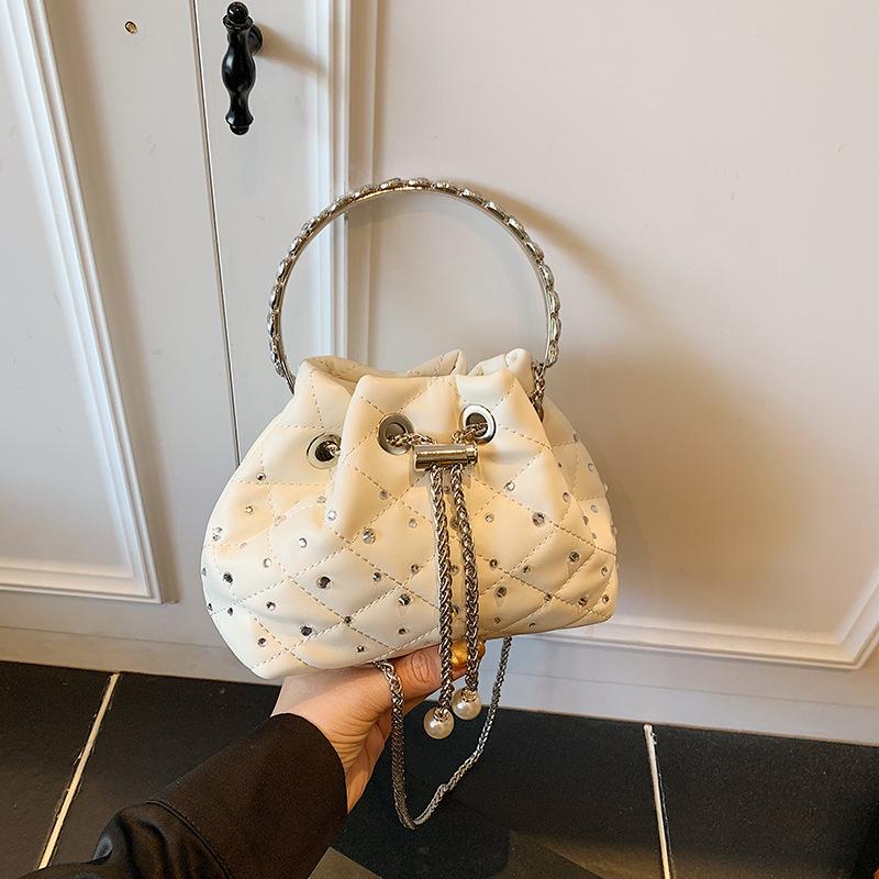 Niche portable bucket bag women's spring new fashion diamond chain bag high value messenger bag