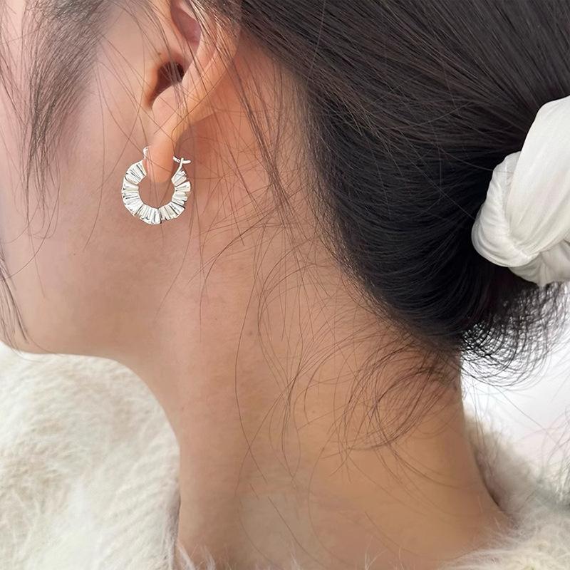 Senior Sense Wave Pattern Earrings Female Niche Senior Sense INS Cold Wind Earrings Simple Hundred with Ornaments Elegant Accessories Classic Jewelry