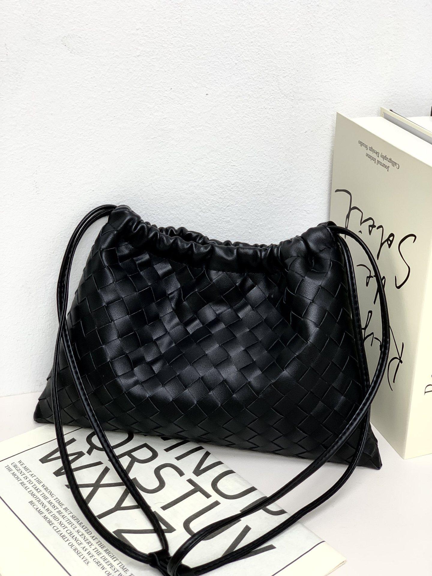 

2024 Genuine Leather Woven Garbage Bag Hand-held Drawstring Lucky Versatile Large Capacity Single Shoulder Crossbody Women s 32x21x1CM чёрный