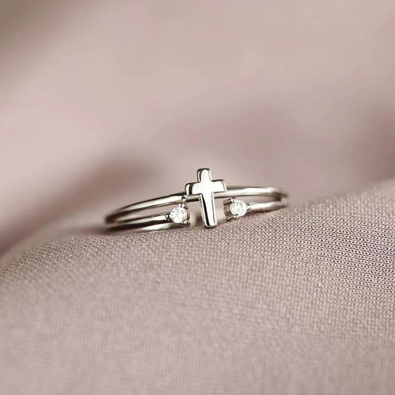 Huitan Chic Zierlicher farbiger Kreuzring, modischer Fingerschmuck für Damen mit leuchtenden Zirkonia-Accessoires für den Alltag