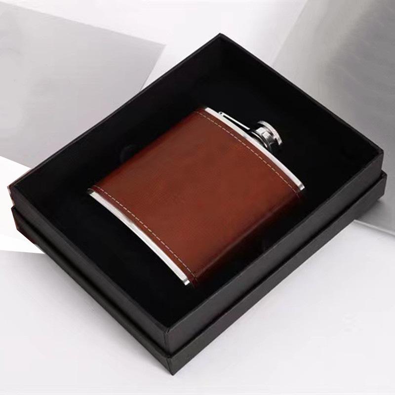 Stainless steel brown veneer small hip flask, outdoor gift hip flask, 8-ounce flat set, hip flask and wine utensils