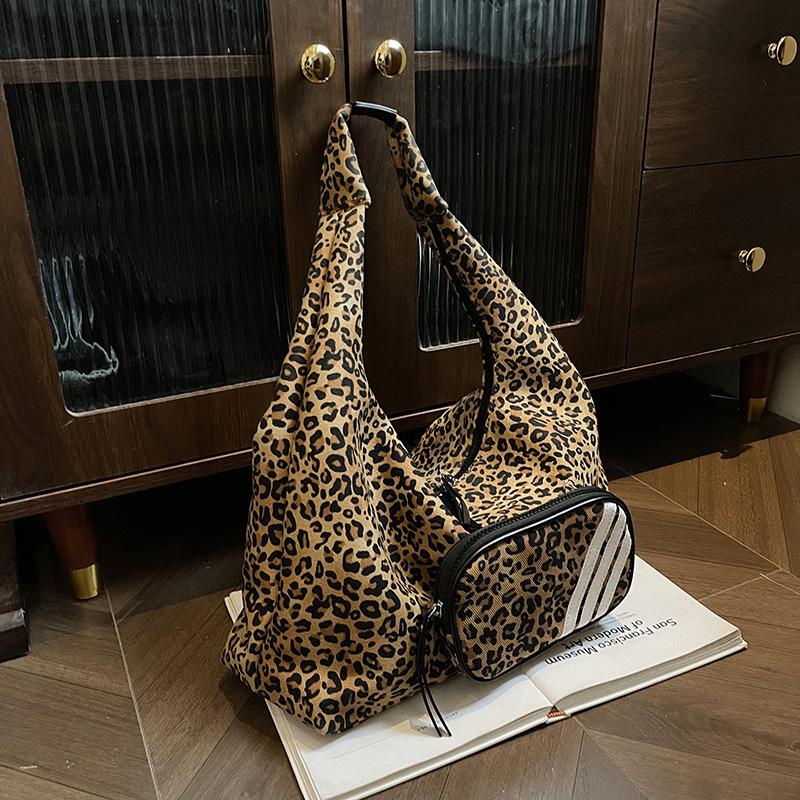 

Leopard print bag women s large capacity 2025 new summer leisure shoulder mother and child bag versatile work commuter tote bag цветной печати леопарда