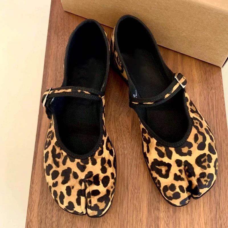 

Genuine leather niche leopard print pig s trotters split-toed shoes flat bottom one-word buckle belt Mary Jane shoes women s 2025 new spring shoes 40 леопардовый