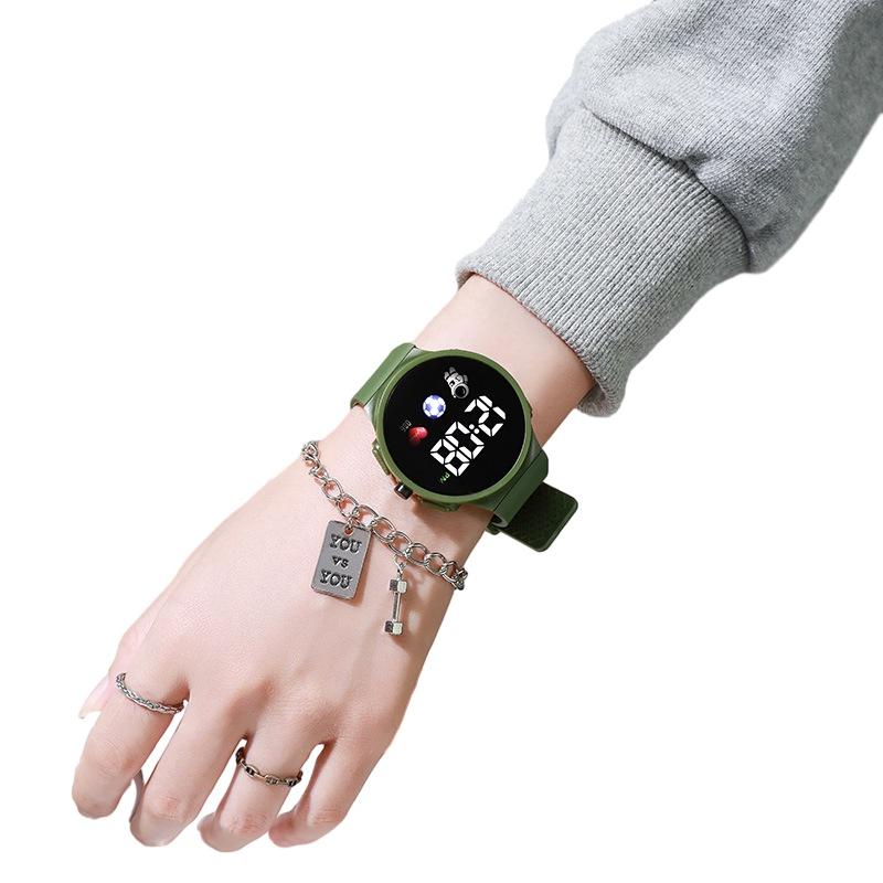 Montre électronique ronde populaire et élégante pour enfants avec design d'astronaute, high-tech et tendance