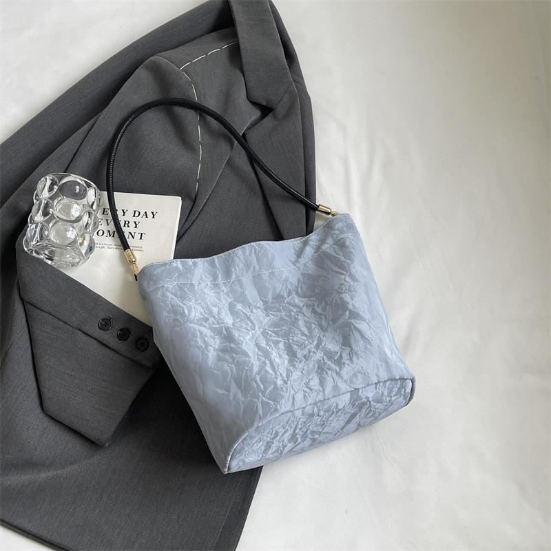 Мягкая кожаная сумка через плечо — фото 10