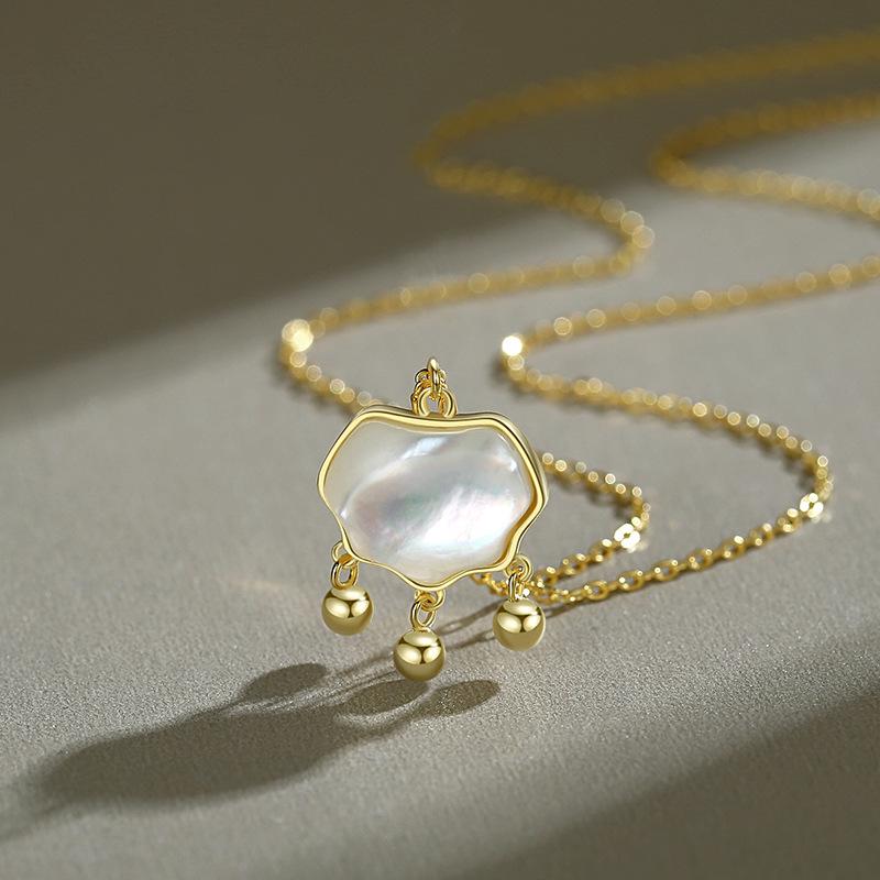 

Baoyilong S925 Женское нишевое ожерелье Ruyi Peace Lock с подвеской из перламутра 925 Silver золотой