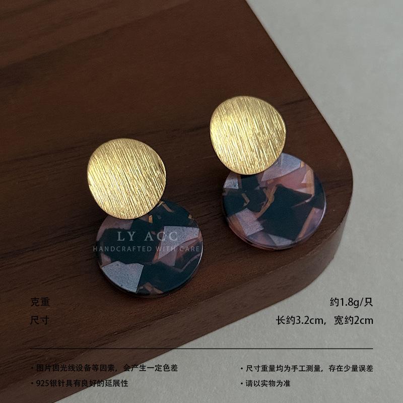 Brushed gold sheet splicing, smudged acetic acid disc stud earrings, light luxury commuter earrings, simple atmosphere, high-end wear accessories