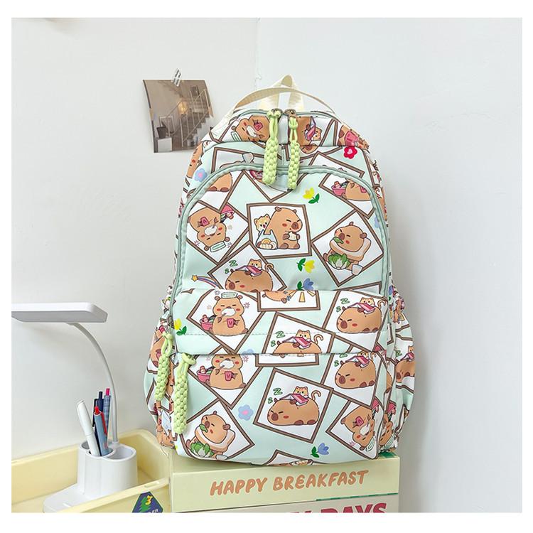 Schultasche College-Stil Mittel- und Oberstufe niedliche Cartoon-Schultasche leicht bedruckt Kapibara Nylon-Schultasche Damenrücken