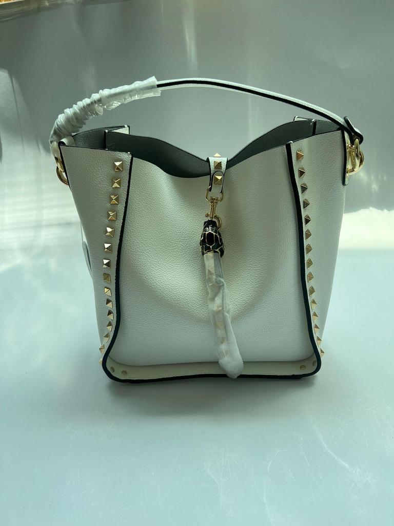 Kabelka typu bucket z pravé kůže s nýty a designem tygří hlavy