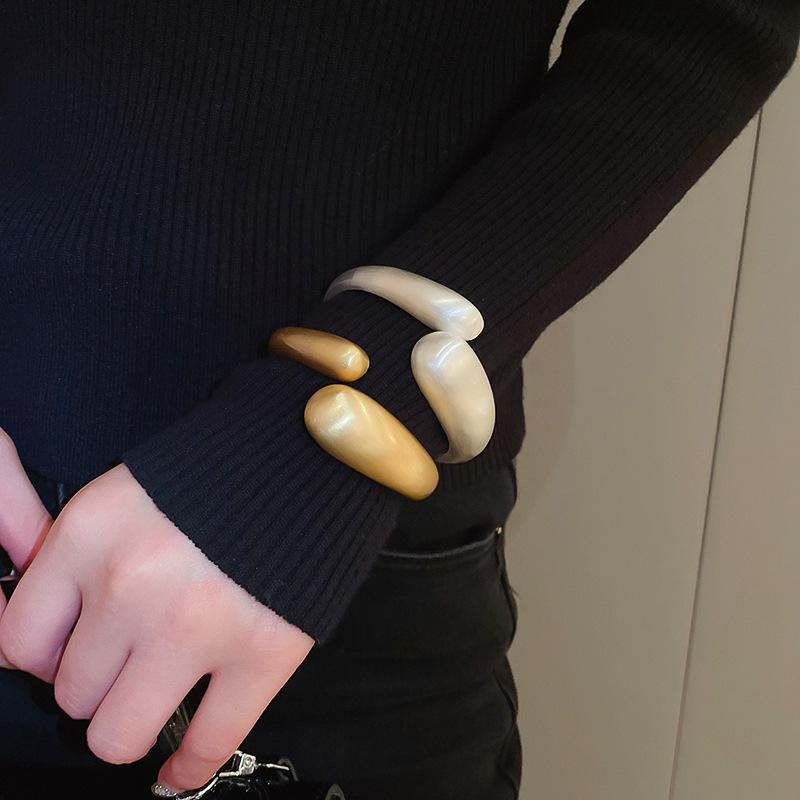 Elegant Geometrisk Våg Fyrkantigt Armband: High-End Mode Armband för Kvinnor