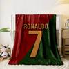 Texturierter "Ronaldo 7" auf einem diagonal geteilten roten und grünen Hintergrund. Decke für alle Jahreszeiten Mittagspause Überwurf Geschenk