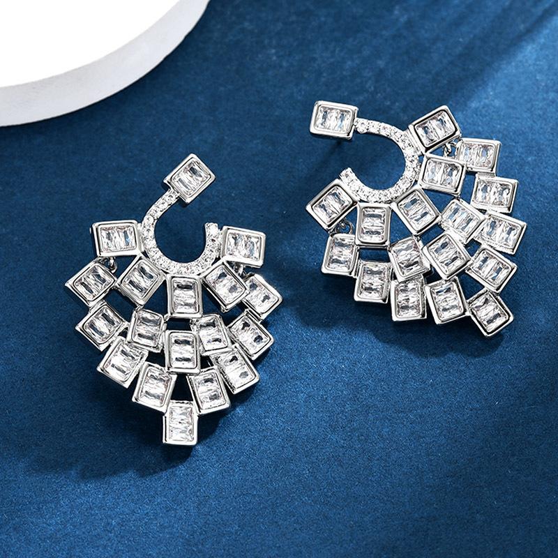 

Ladies light luxury design elegant geometric block earrings fashionable and versatile niche design sense inlaid zircon earrings