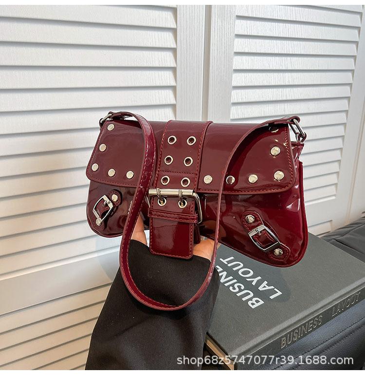 

Hot girl style rivet underarm small bag for women 2025 new fashion niche design commuter bag patent leather shoulder bag красный