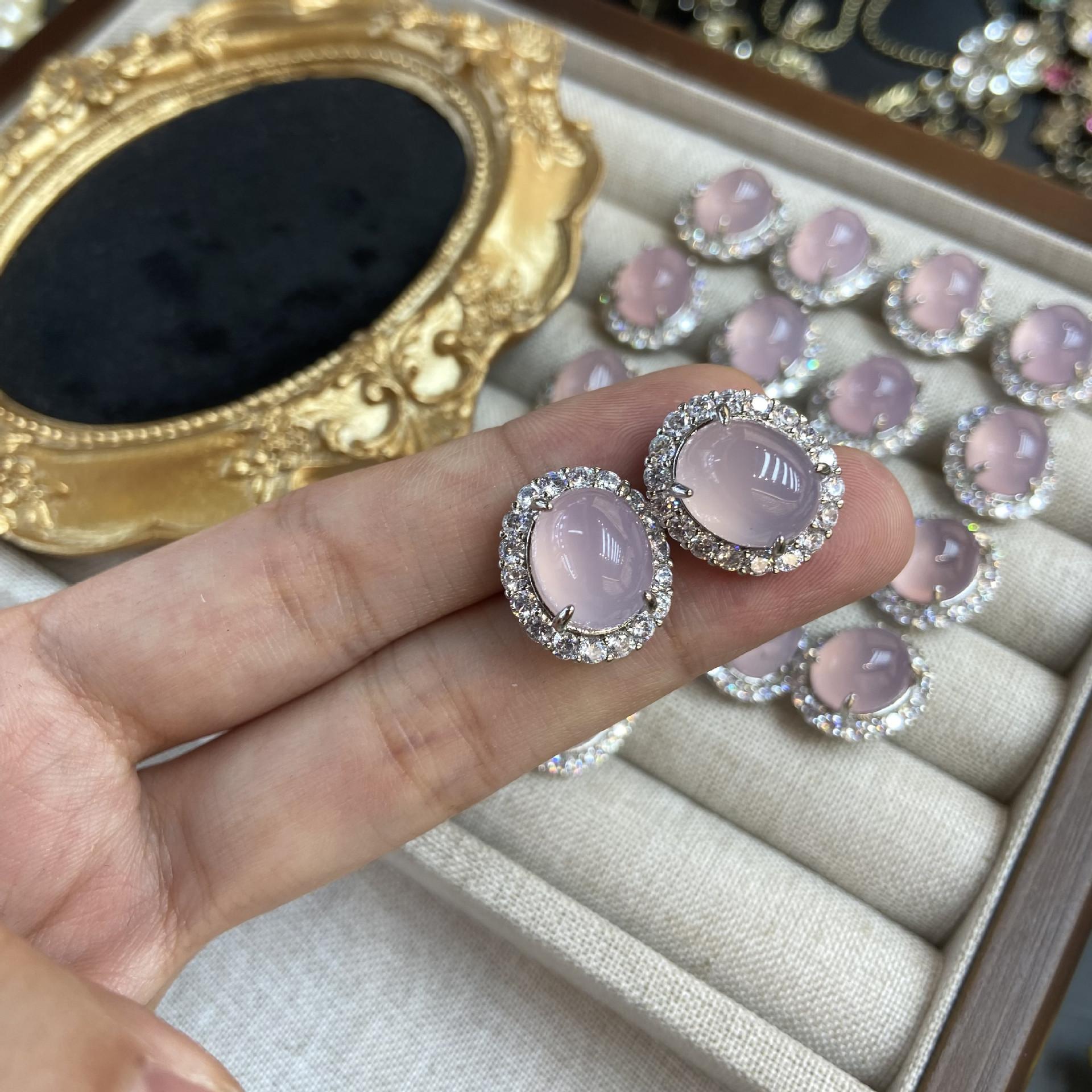 

сережки-пусети з жовтого халцедону, злегка інкрустовані цирконами, овальні сережки, рожево-фіолетові сережки з полірованою поверхнею у формі яйця, партія сережок