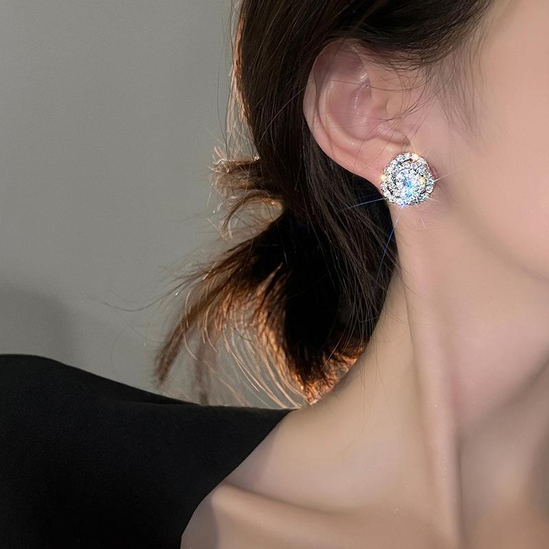 Women With Diamond Stud Earrings, Niche Design Sense Of Flowers, Unique Earrings, Light Luxury Temperament Rose Earrings