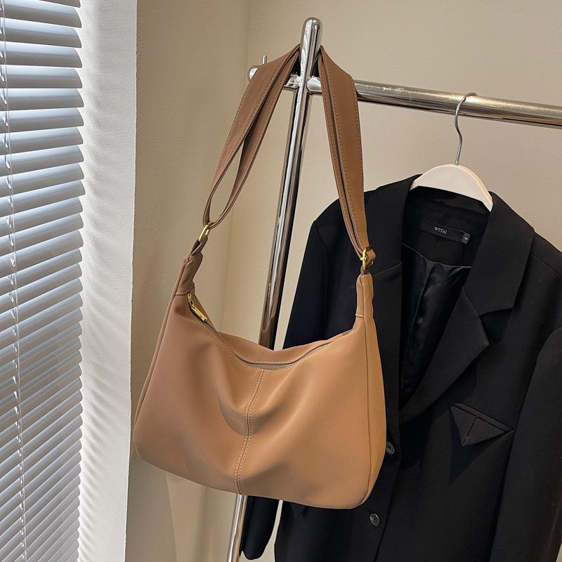 

2025 new autumn and winter retro messenger tote bag women s fashion versatile soft leather single shoulder class commuter armpit bag