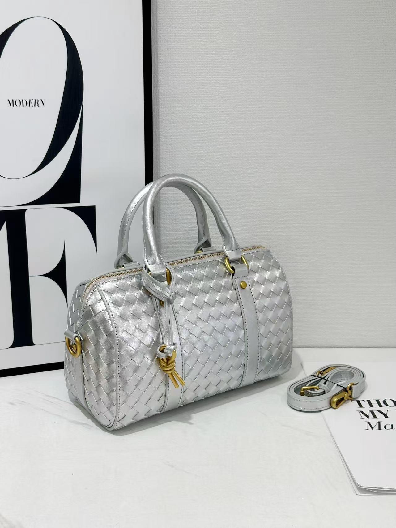 

Плетена сумка з коров ячої шкіри з діамантами, осінь/зима 2025 року: Універсальна сумка для бізнесу, щоденних поїздок, через плече та через плече Conventional style (hardware source mark) срібний