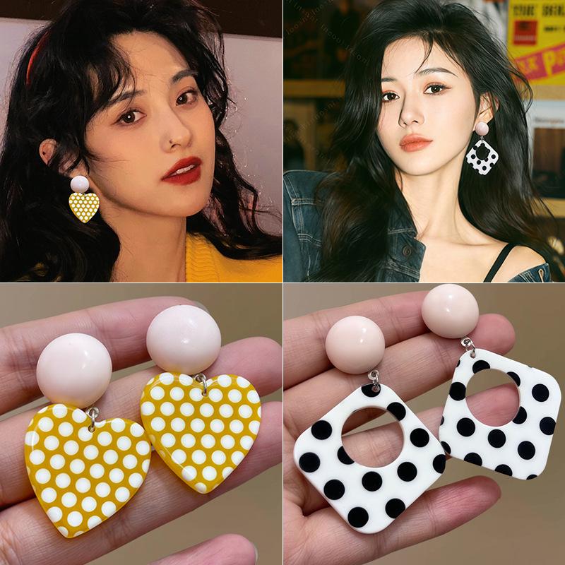 2025 New Retro Hong Kong Style Colorful Earrings: Luxury, High-End Studs, Exaggerated Fashion for Women