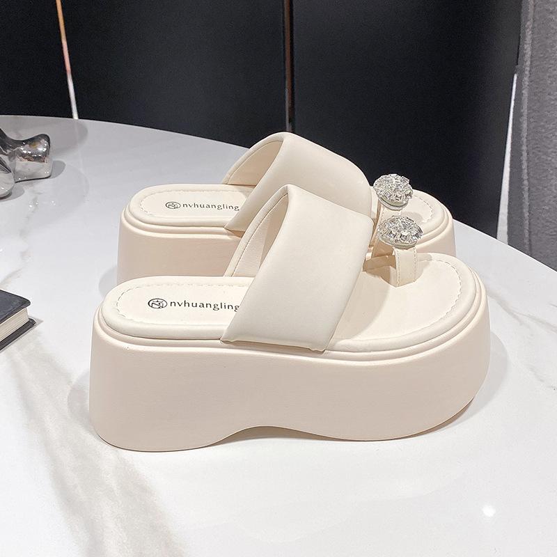 

Thick-soled set of toes Internet celebrity slippers women s super hot outer wear 2025 summer new high-end small rhinestone sandals drag 40