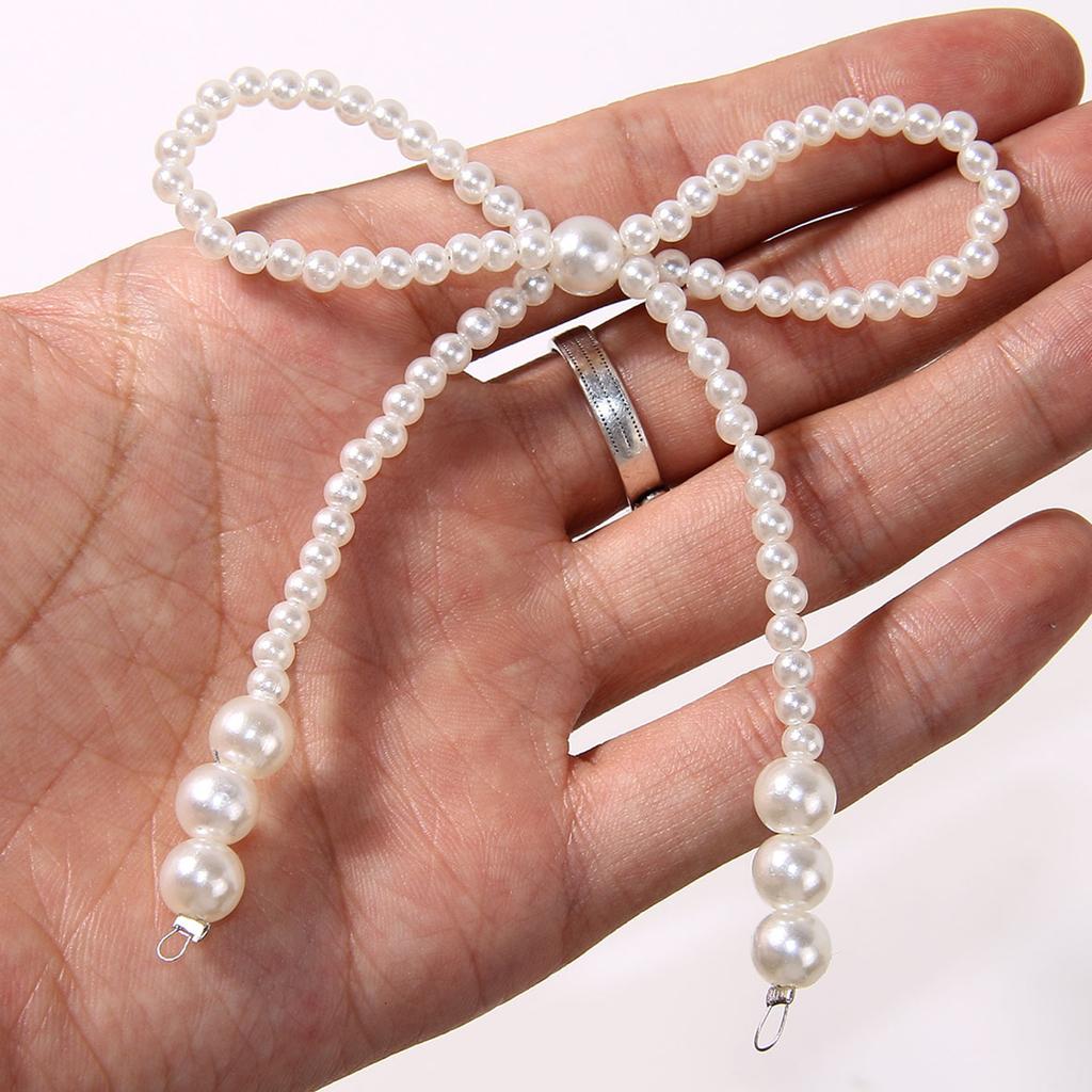 Ručně vyráběný korálkový přívěsek s mašlí, šperková součást, šperková ozdoba, přívěsek na náramek, elegantní mašle, komponent pro šperky