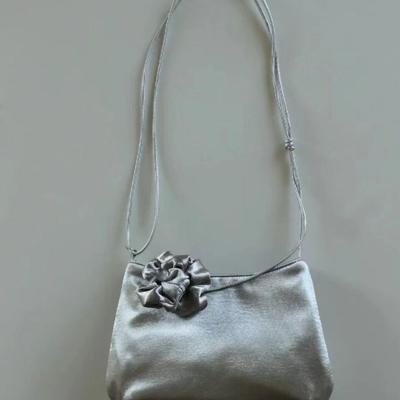 Questa Borsa a Secchiello in Raso è una Borsa a Spalla Singola Crossbody Trendy, di Alta Gamma e Minimalista per il Pendolarismo