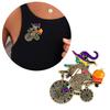Bezaubernde Hexe auf Fahrrad Kürbis Brosche Legierung Schmuck Accessoire Für Halloween Outfit