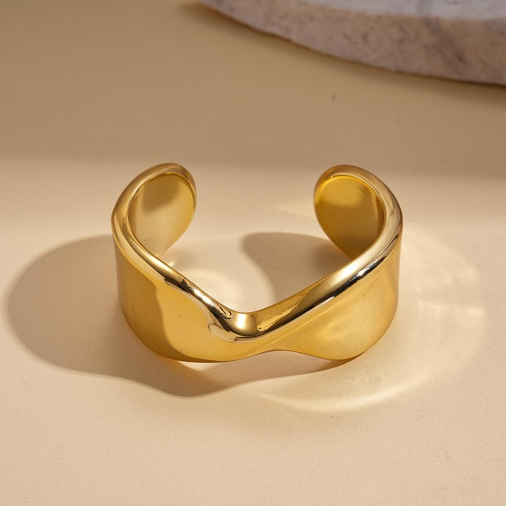 European and American metal light-sensitive surface round twisted opening bracelet cold wind geometric simple jewelry 