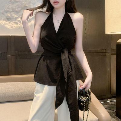 Schicke schwarze rückenfreie Neckholder-Bluse mit Taillenbindung für den Sommer 2024
