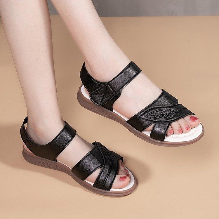 Soft leather soft sole beef tendon mother sandals women's 2025 summer new flat bottom middle-aged and elderly comfortable fashion women non-slip