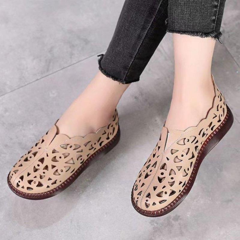 Summer Breathable Hollow Mother Sandals Women's Flat Bottomed Round Head Soft Bottom Large Women's Hole Shoes