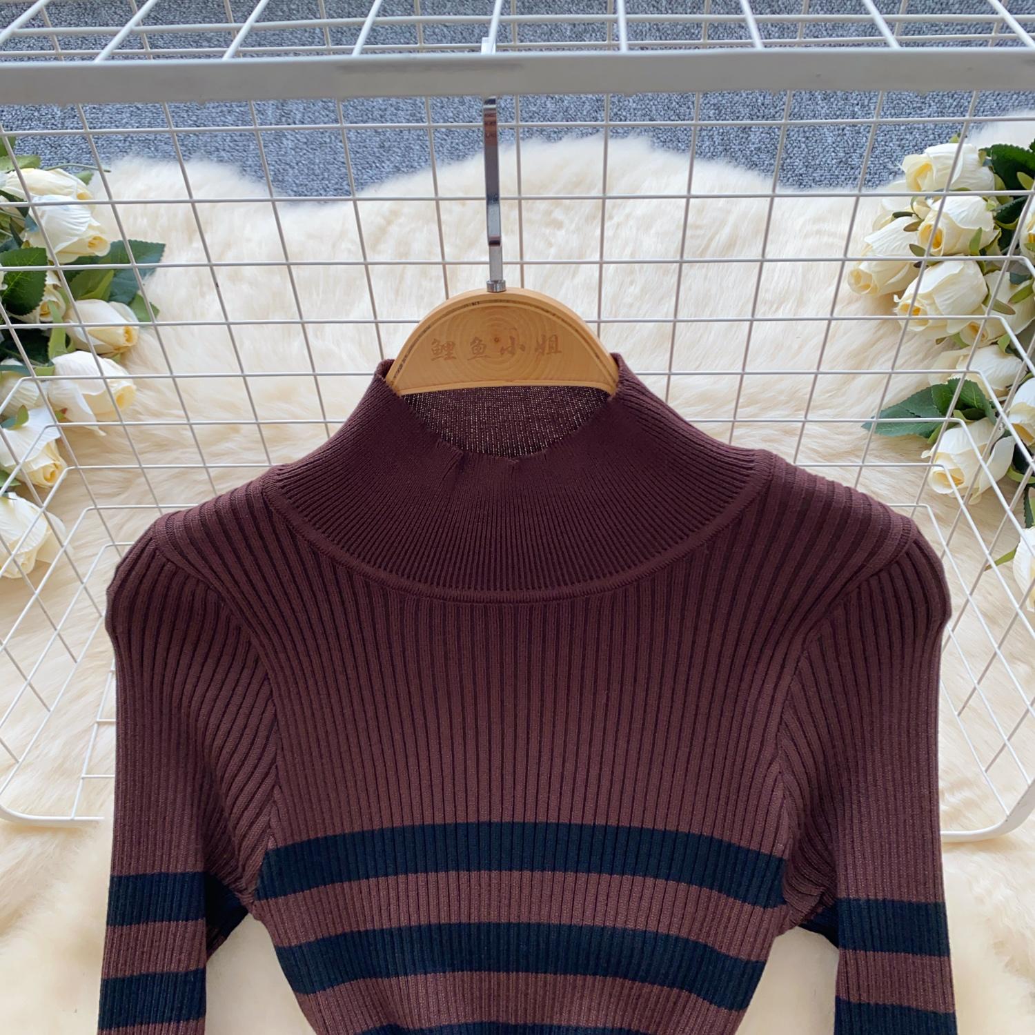 Платья-свитера женские с высоким воротом осень 2024 сексуальное облегающее трикотажное — фото 19